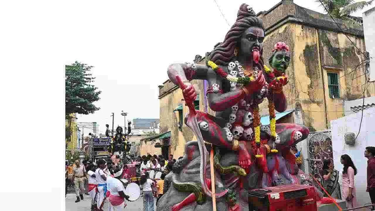 Hyderabad Old City Bonalu: పాతబస్తీలో అంబారీపై ఘటాల  ఊరేగింపు