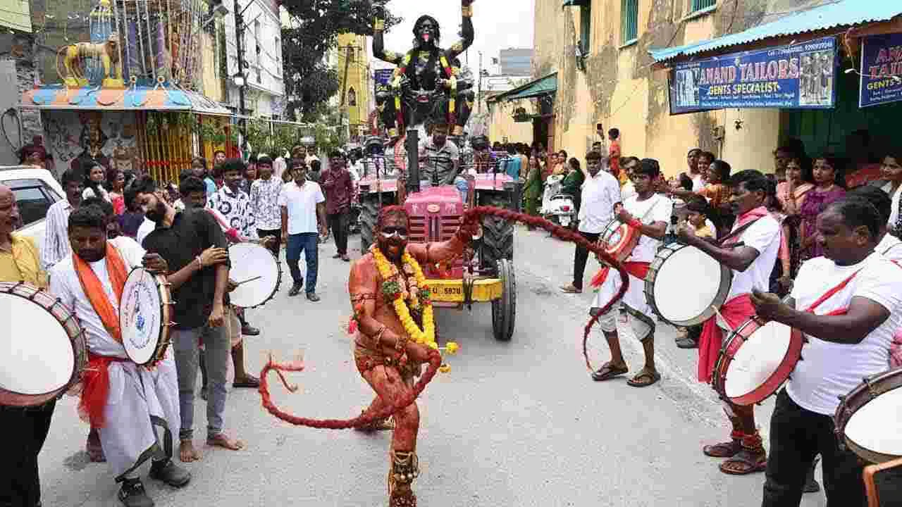 Hyderabad Old City Bonalu: పాతబస్తీలో అంబారీపై ఘటాల  ఊరేగింపు
