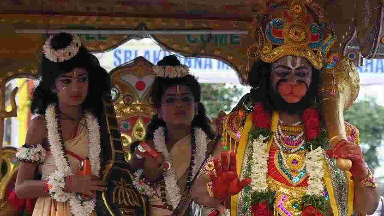Hyderabad Old City Bonalu: పాతబస్తీలో అంబారీపై ఘటాల  ఊరేగింపు