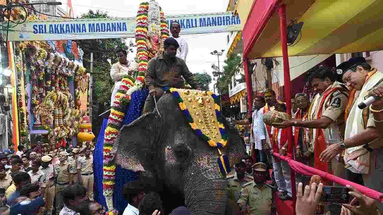 Hyderabad Old City Bonalu: పాతబస్తీలో అంబారీపై ఘటాల  ఊరేగింపు