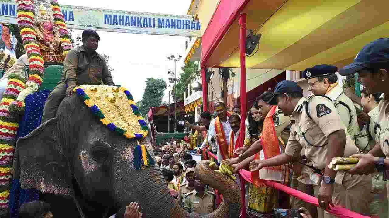 Hyderabad Old City Bonalu: పాతబస్తీలో అంబారీపై ఘటాల  ఊరేగింపు