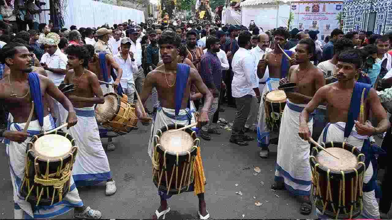 Hyderabad Old City Bonalu: పాతబస్తీలో అంబారీపై ఘటాల  ఊరేగింపు