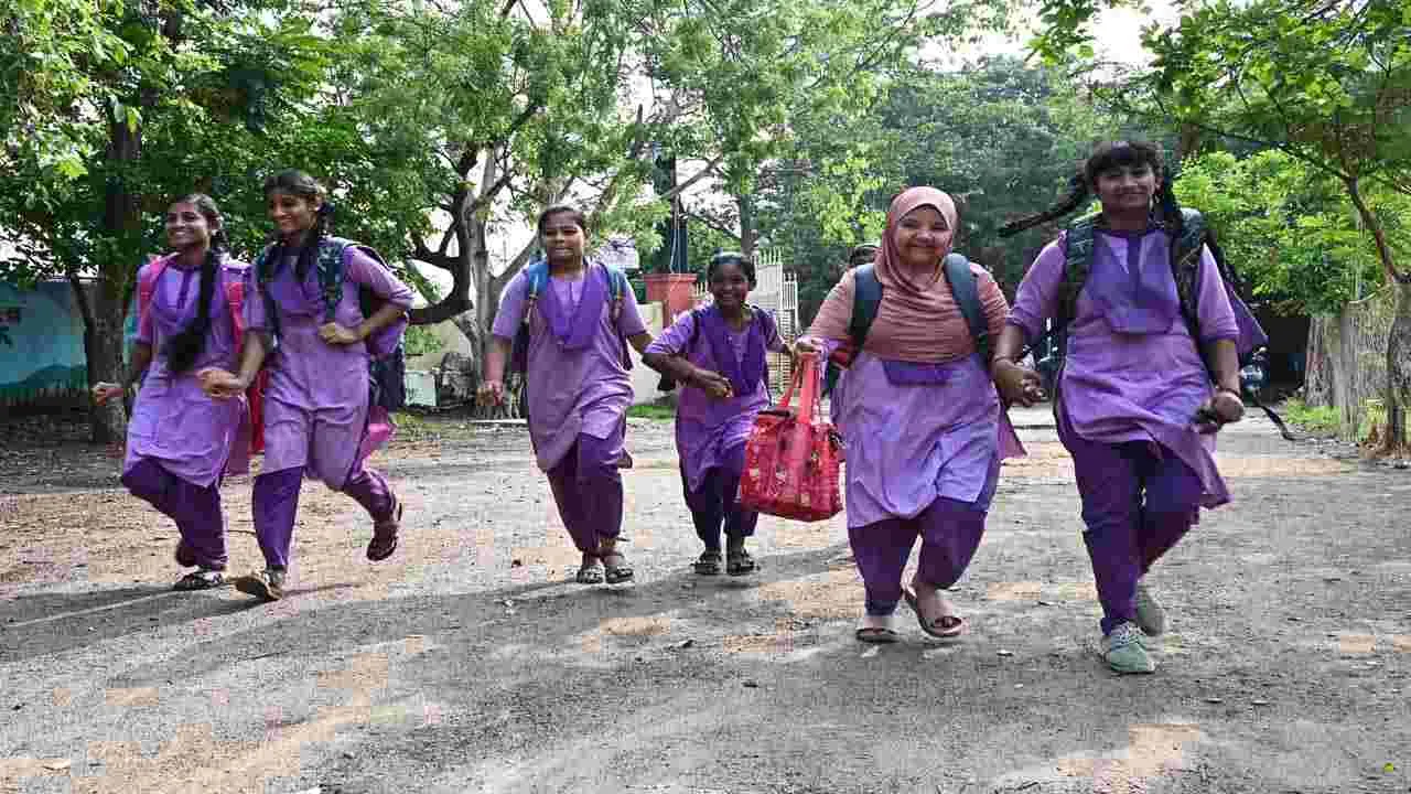 బడిగంట మోగింది
