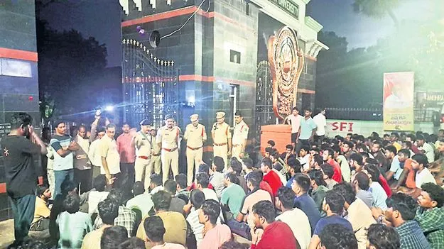 ఏయూ హాస్టల్‌ విద్యార్థుల ఆందోళన