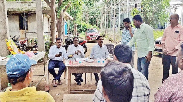 సమస్యలు పరిష్కరించకుంటే చర్యలు