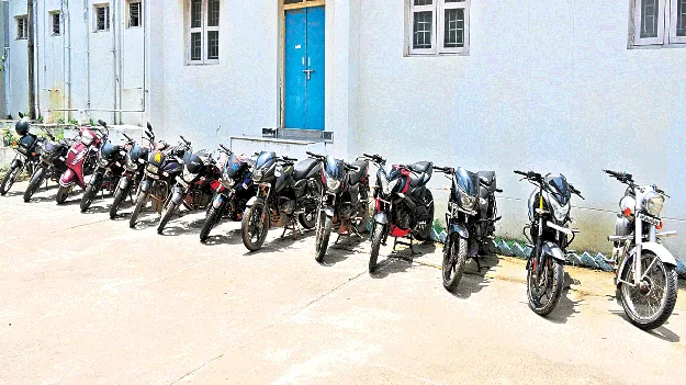 పార్కింగ్‌ చేసిన వాహనాలే లక్ష్యం