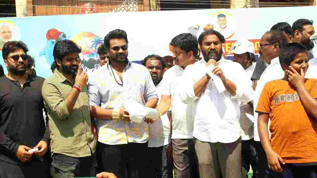 Masula Beach Festival 2025: మచిలీపట్నంలో 2కే రన్లో పాల్గొన్న భైరవం మూవీ టీం