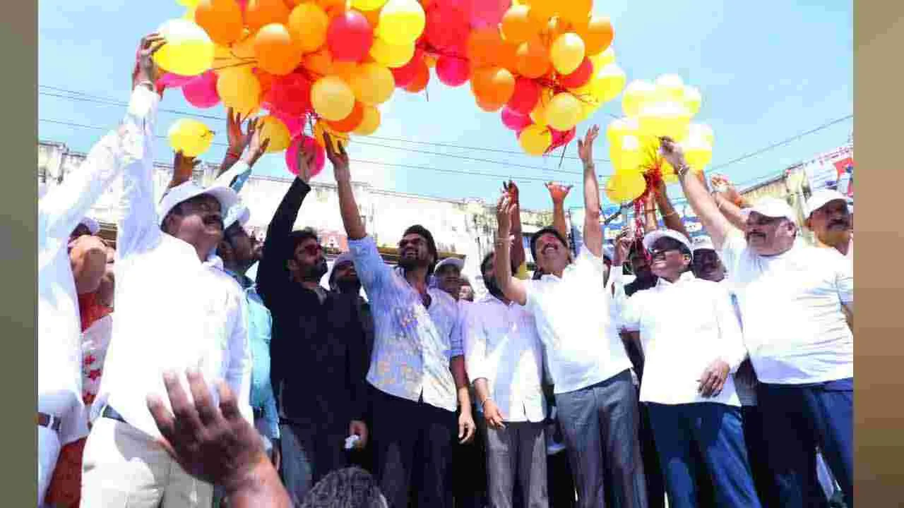 Masula Beach Festival 2025: మచిలీపట్నంలో 2కే రన్లో పాల్గొన్న భైరవం మూవీ టీం
