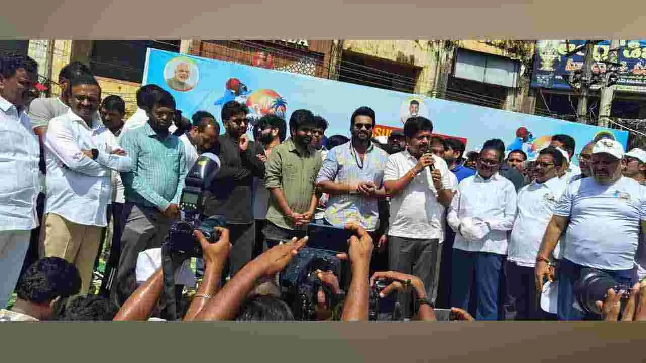 Masula Beach Festival 2025: మచిలీపట్నంలో 2కే రన్లో పాల్గొన్న భైరవం మూవీ టీం