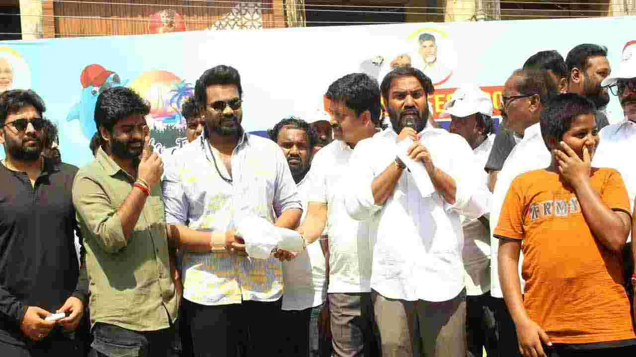 Masula Beach Festival 2025: మచిలీపట్నంలో 2కే రన్లో పాల్గొన్న భైరవం మూవీ టీం