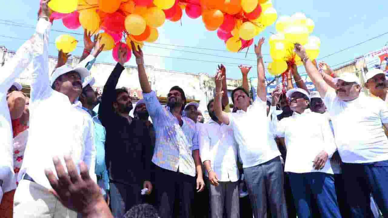 Masula Beach Festival 2025: మచిలీపట్నంలో 2కే రన్లో పాల్గొన్న భైరవం మూవీ టీం