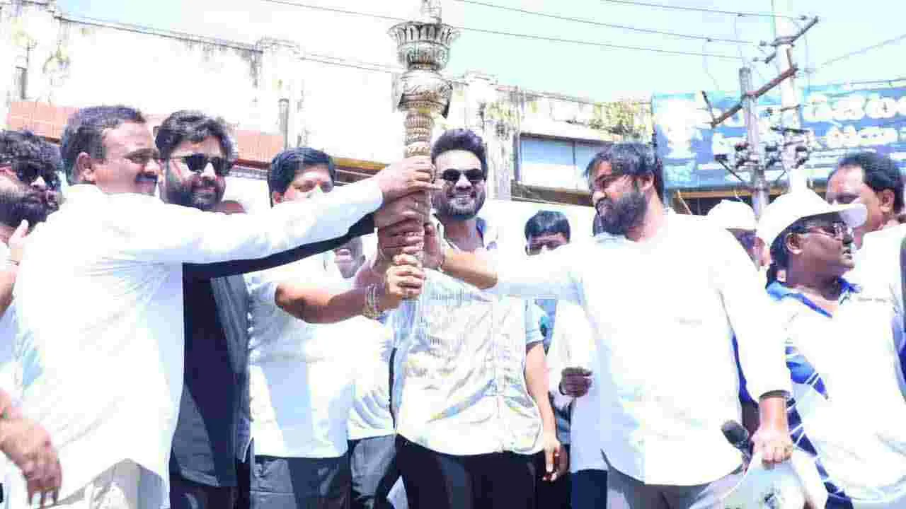 Masula Beach Festival 2025: మచిలీపట్నంలో 2కే రన్లో పాల్గొన్న భైరవం మూవీ టీం