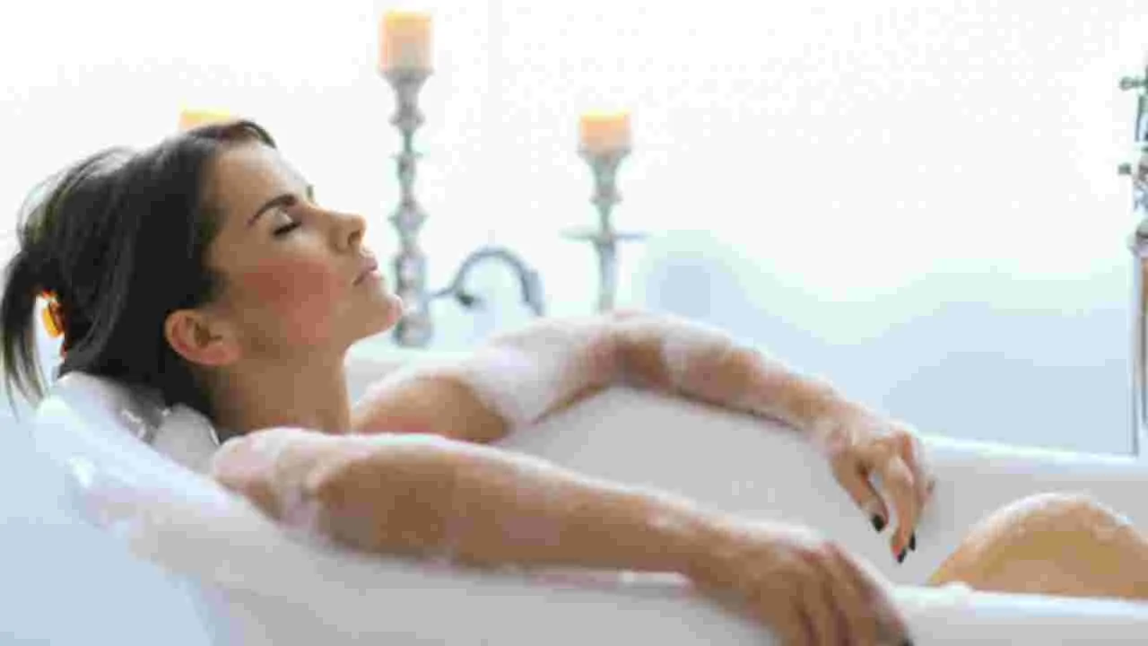Bath Tips: సోమవారం నుంచి ఆదివారం వరకూ.. రోజు ఇలా స్నానం చేస్తే  అదృష్టం వెంటాడుతుంది..!