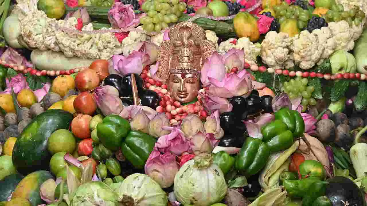 శాకంబరిగా భద్రకాళి అమ్మవారు