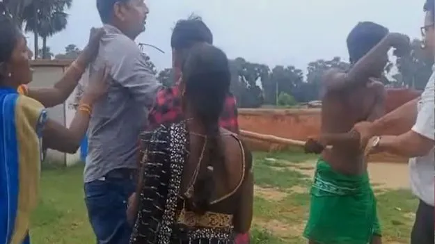 Parents Beat Teacher: బిహార్‌లో షాకింగ్ ఘటన.. టీచర్‌ను కర్రతో కొట్టిన తల్లిదండ్రులు.. వీడియో వైరల్