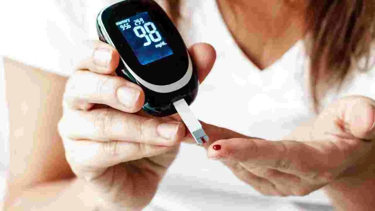 Health Tips: ఉదయం ఖాళీ కడుపుతో కరివేపాకు నీళ్లు తాగితే జరిగేది ఇదే..