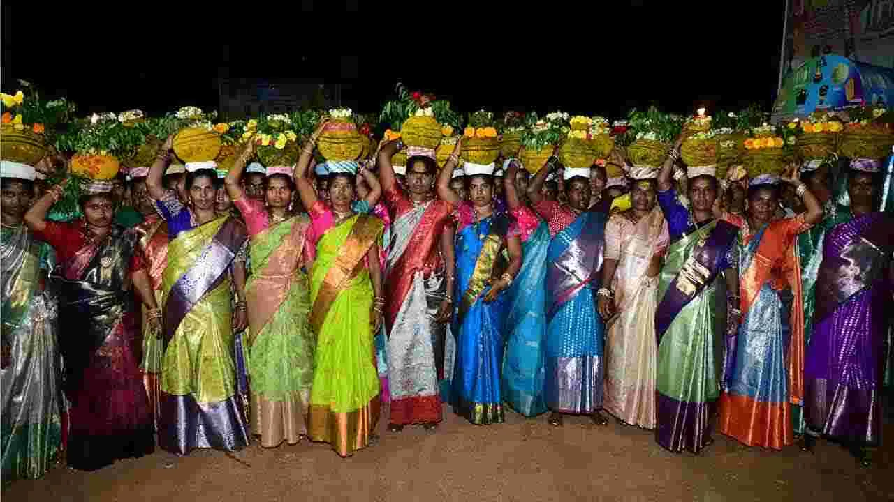 మహబూబ్‌నగర్ జిల్లాలో బోనాలు.. పోటెత్తిన భక్తులు