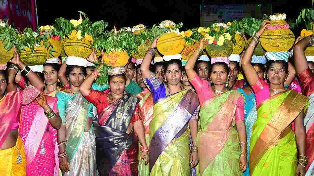 మహబూబ్‌నగర్ జిల్లాలో బోనాలు.. పోటెత్తిన భక్తులు