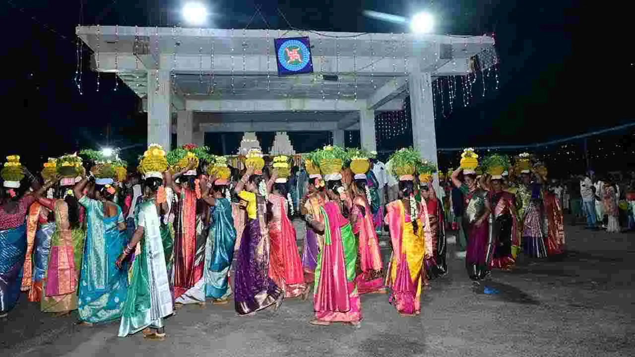 మహబూబ్‌నగర్ జిల్లాలో బోనాలు.. పోటెత్తిన భక్తులు