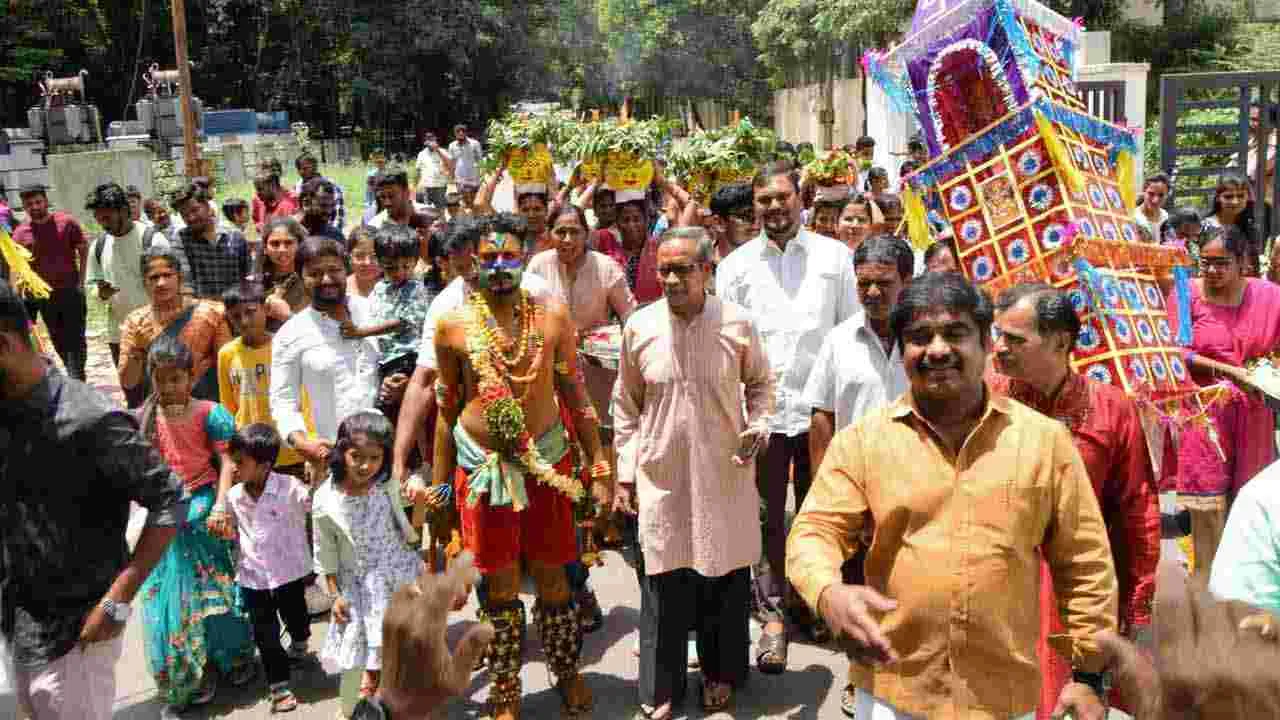 Bonalu 2025: అమ్మవారికి బోనాలు సమర్పించేందుకు పోటెత్తిన భక్తులు..