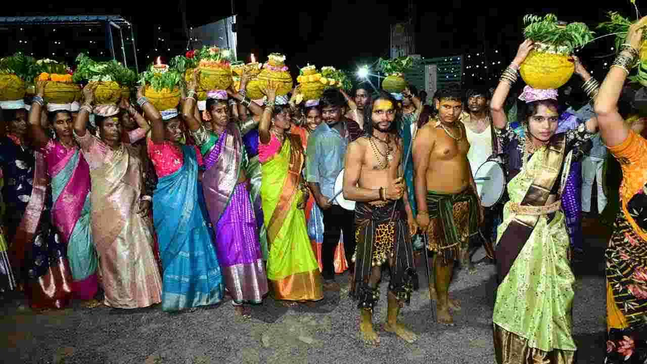 మహబూబ్‌నగర్ జిల్లాలో బోనాలు.. పోటెత్తిన భక్తులు