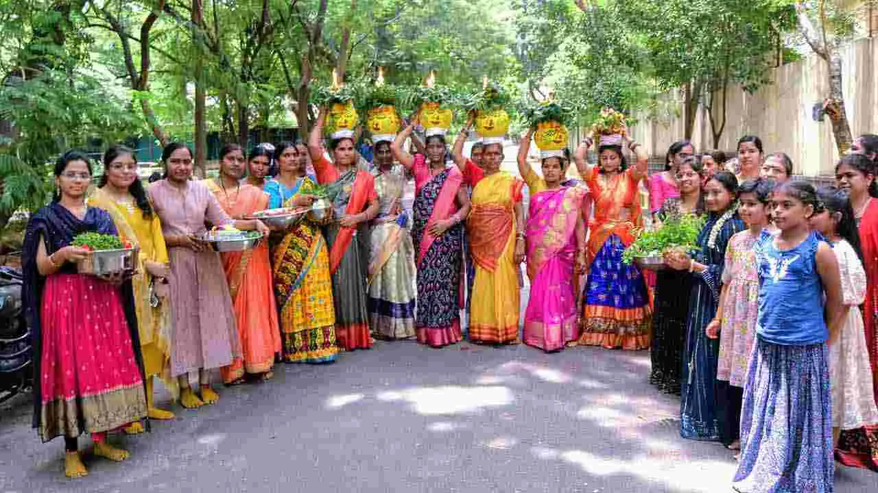 Bonalu 2025: అమ్మవారికి బోనాలు సమర్పించేందుకు పోటెత్తిన భక్తులు..