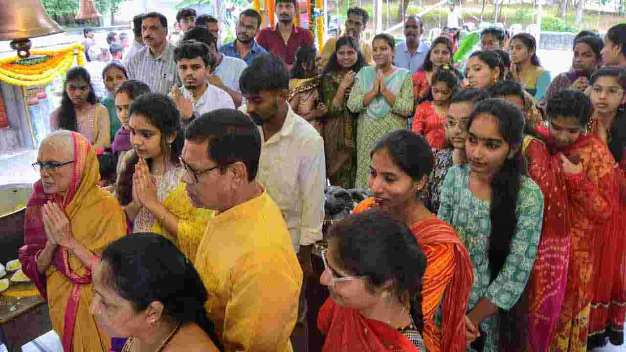 Bonalu 2025: అమ్మవారికి బోనాలు సమర్పించేందుకు పోటెత్తిన భక్తులు..