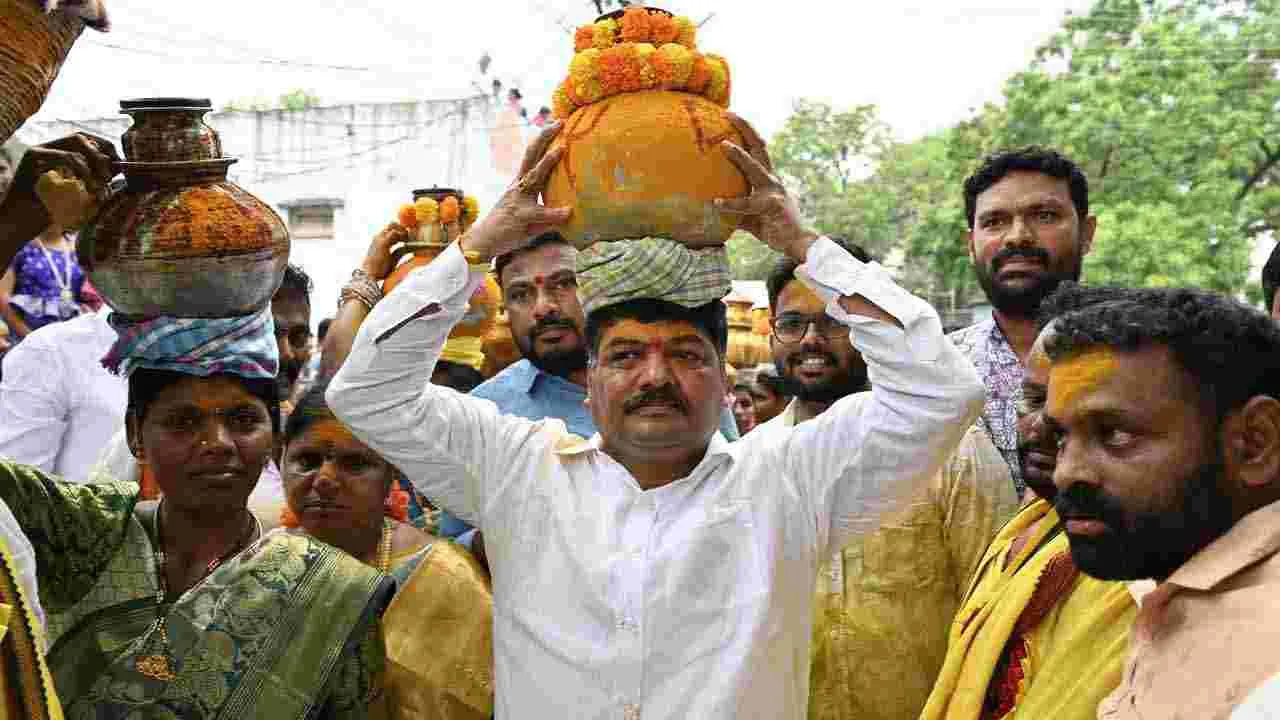 Beeranna Bonalu: తొలి ఏకాదశి రోజున భక్తి శ్రద్ధలతో కరీమాబాద్ ‘బీరన్న’ బోనాలు