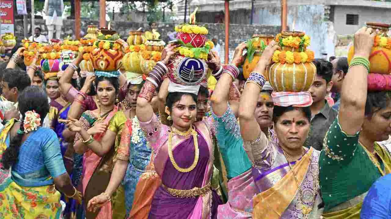 Beeranna Bonalu: తొలి ఏకాదశి రోజున భక్తి శ్రద్ధలతో కరీమాబాద్ ‘బీరన్న’ బోనాలు