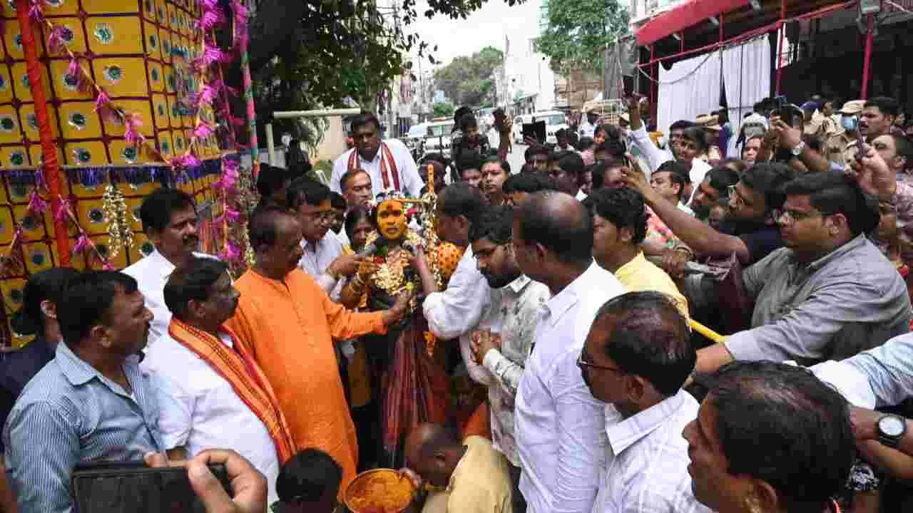 Akkanna Madanna Temple: భవిష్యవాణి వినిపించిన అనురాధ