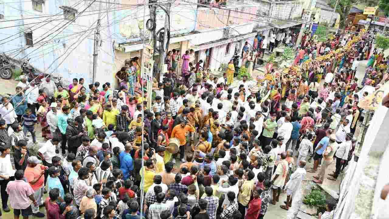 Beeranna Bonalu: తొలి ఏకాదశి రోజున భక్తి శ్రద్ధలతో కరీమాబాద్ ‘బీరన్న’ బోనాలు