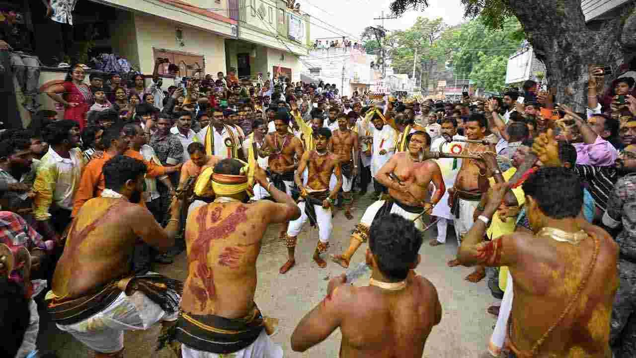 Beeranna Bonalu: తొలి ఏకాదశి రోజున భక్తి శ్రద్ధలతో కరీమాబాద్ ‘బీరన్న’ బోనాలు