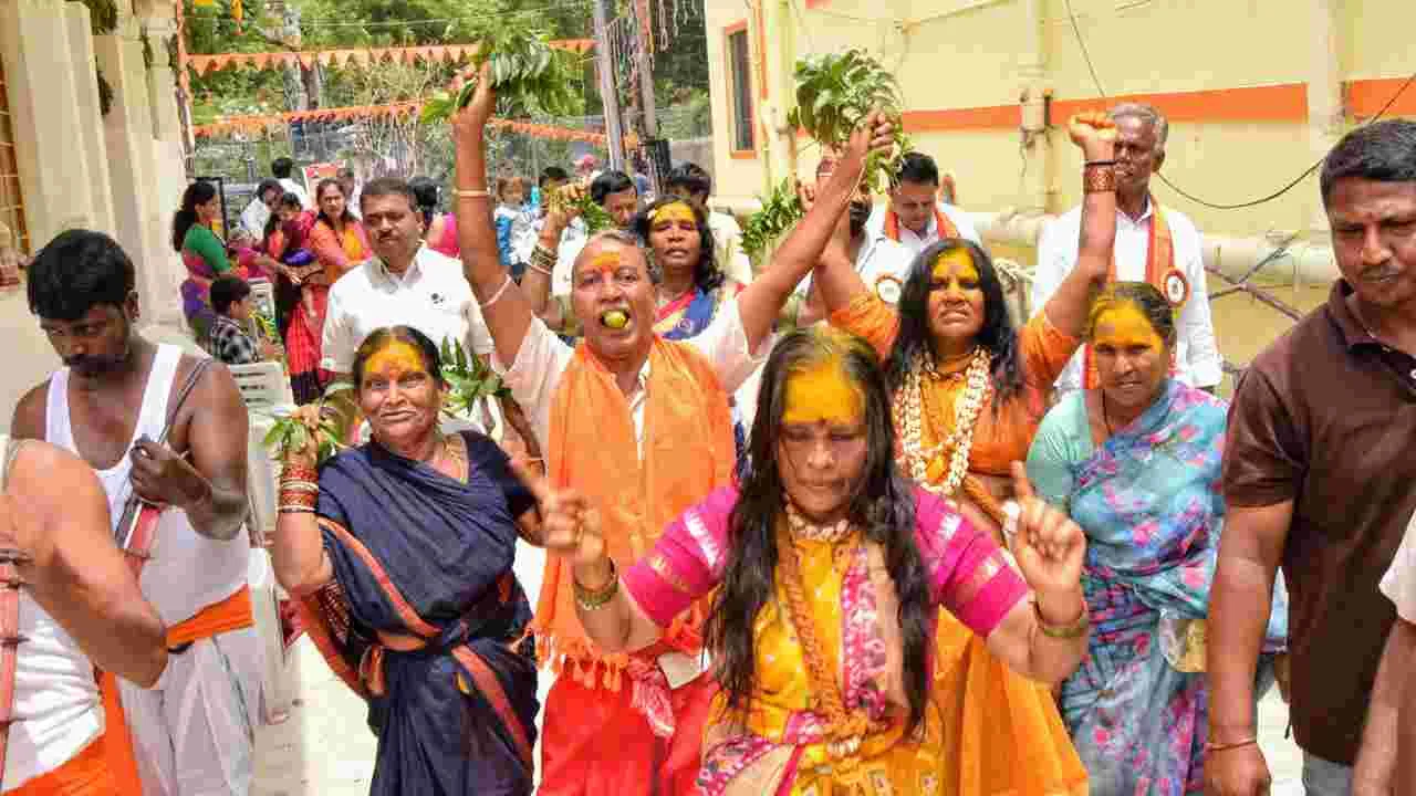 కూకట్పల్లి, మూసాపేట్లో బోనాలు..