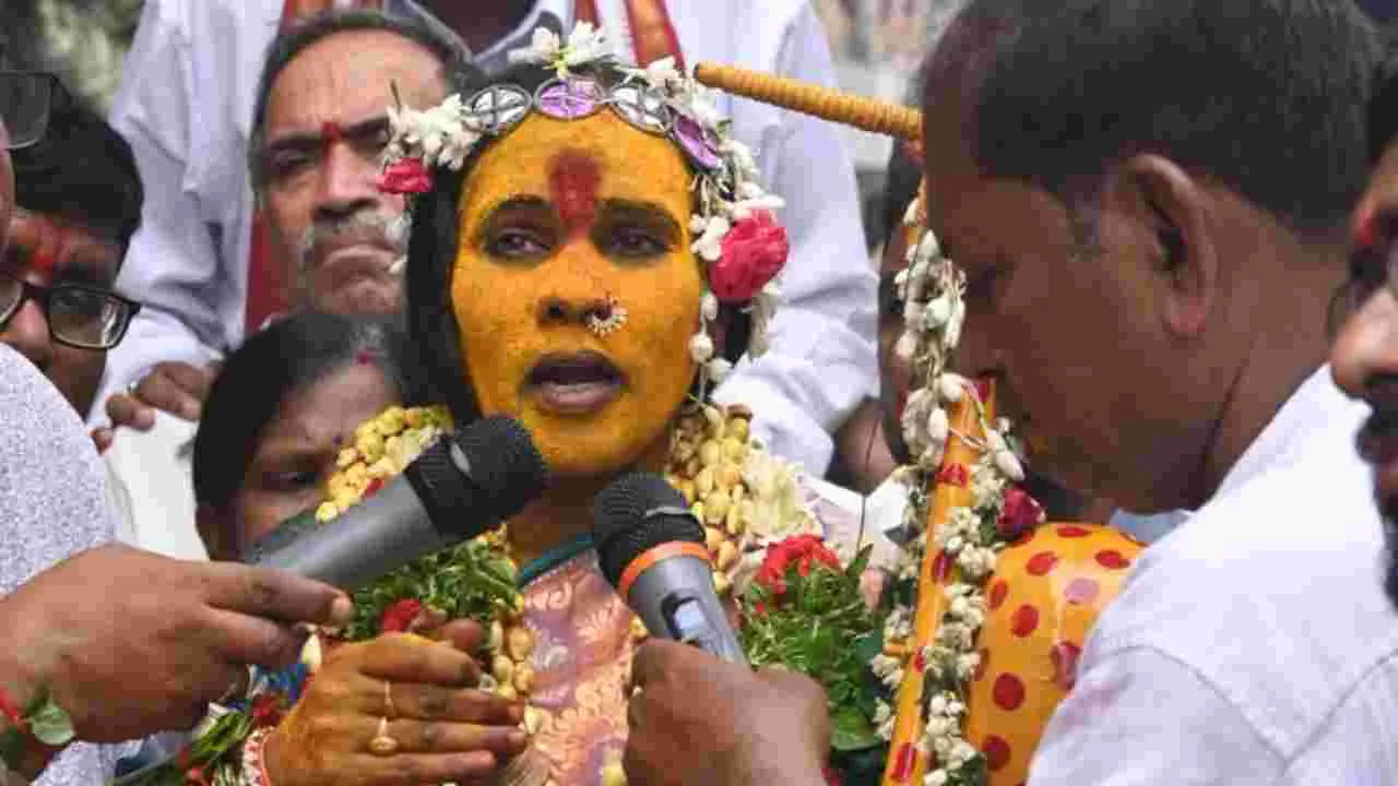 Akkanna Madanna Temple: భవిష్యవాణి వినిపించిన అనురాధ