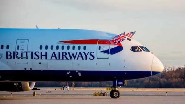 Shamshabad Airport: రన్‌వేపై విమానం.. ఆందోళనలో ప్రయాణికులు