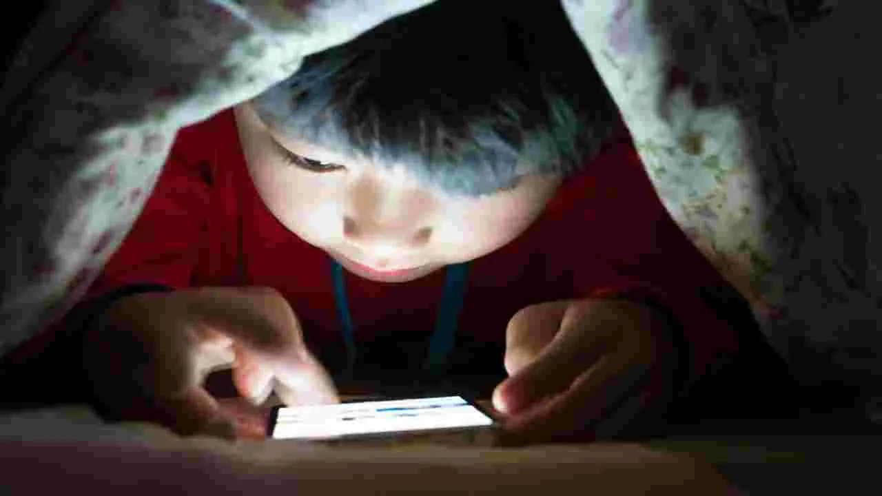 Child watching Mobile: మీ పిల్లలు ఎక్కువగా మొబైల్ చూస్తున్నారా? ఈ ట్రిక్ ఉపయోగించి చూడండి.. 