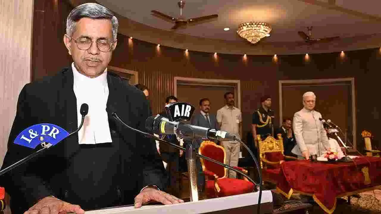 రాజ్‌భవన్‌లో జస్టిస్ అపరేష్ కుమార్ సింగ్ ప్రమాణ స్వీకారం