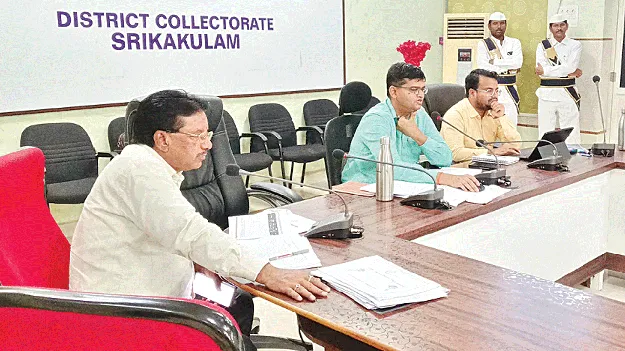 ప్రజల్లో సానుకూల దృక్పథం పెంపొందించాలి: కలెక్టర్‌