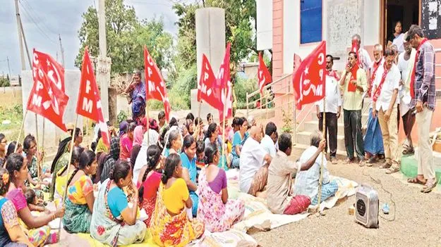 అర్హులందరికీ ఇంటి స్థలాలు ఇవ్వాలి