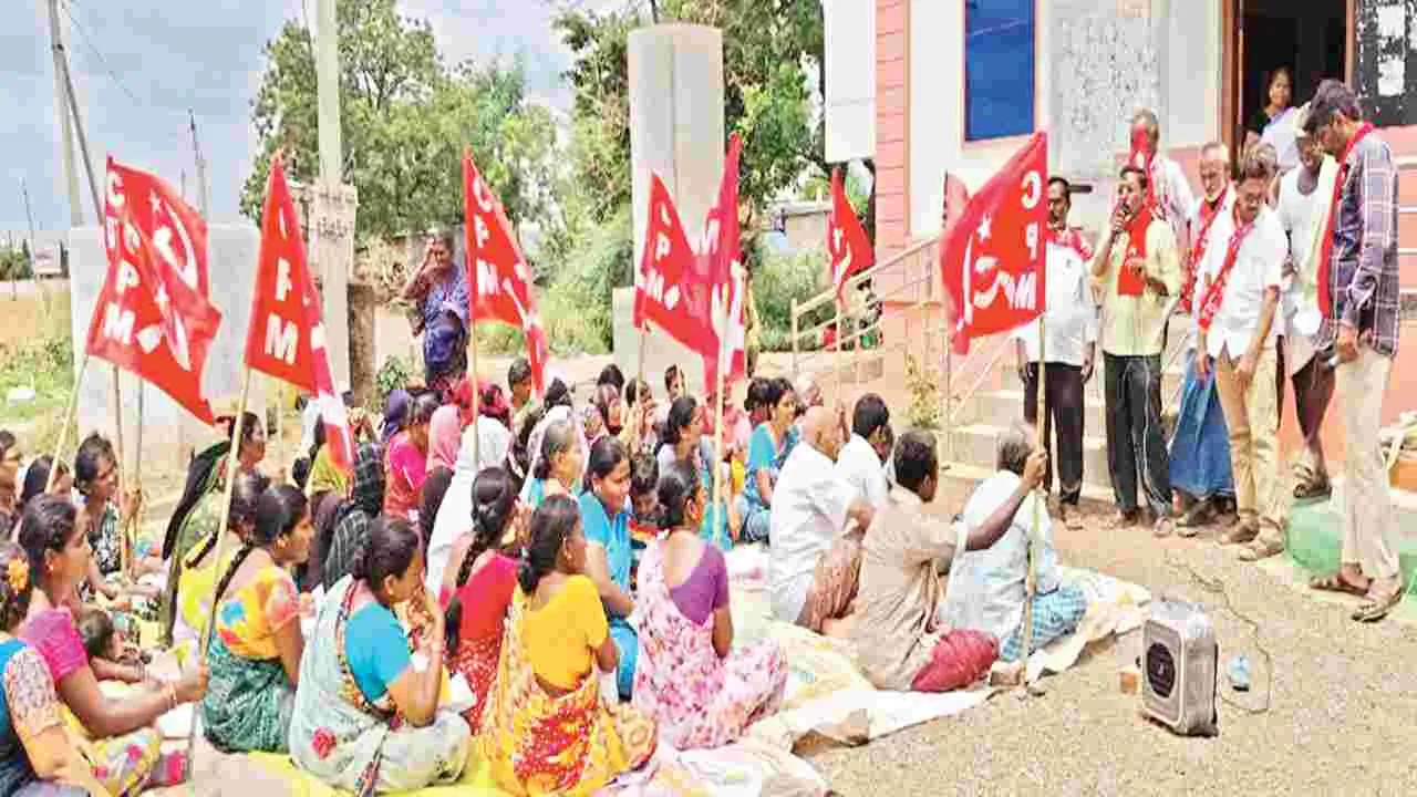 అర్హులందరికీ ఇంటి స్థలాలు ఇవ్వాలి