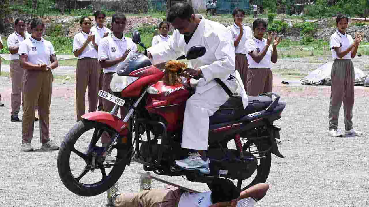 గోషామహల్ స్టేడియంలో అశ్వాలను సందర్శించిన సీపీ ఆనంద్