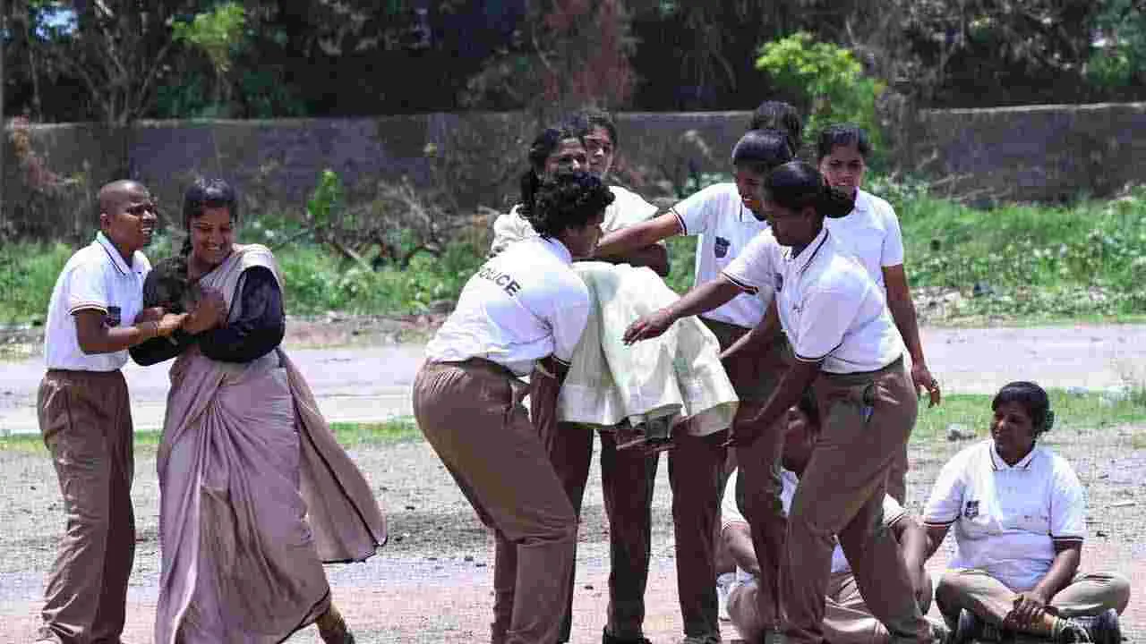 గోషామహల్ స్టేడియంలో అశ్వాలను సందర్శించిన సీపీ ఆనంద్