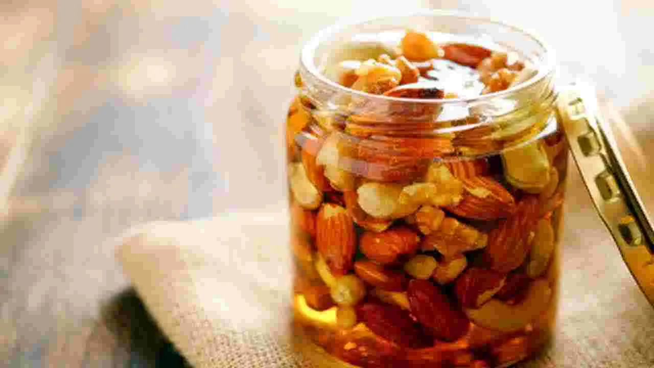 Health Tips: తేనెలో ముంచిన జీడిపప్పు తినడం వల్ల ఎన్ని ప్రయోజనాలు ఉన్నాయో తెలుసా..