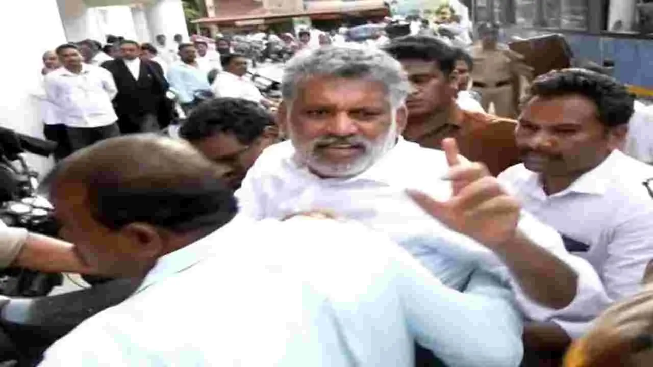 SIT Police: చెవిరెడ్డి చిందులు