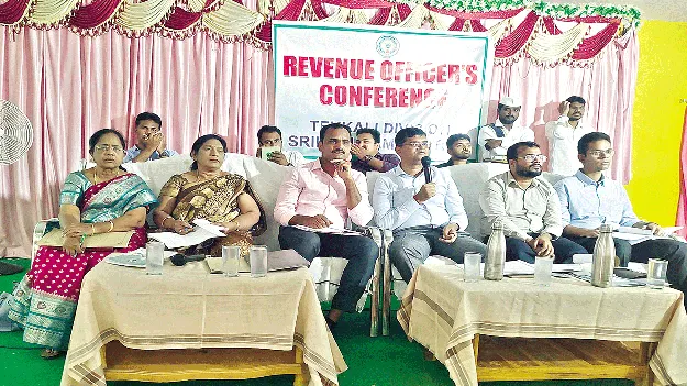 బాధ్యతగా పనిచేయకుంటే సస్పెండ్‌ చేస్తా 