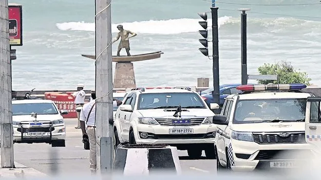 డీజీపీ సుడిగాలి పర్యటన