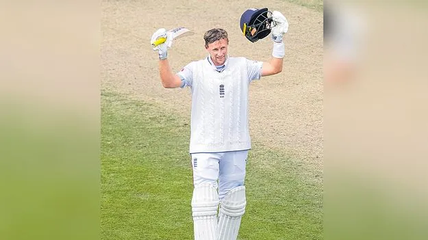 England Dominates: పట్టు బిగించారు