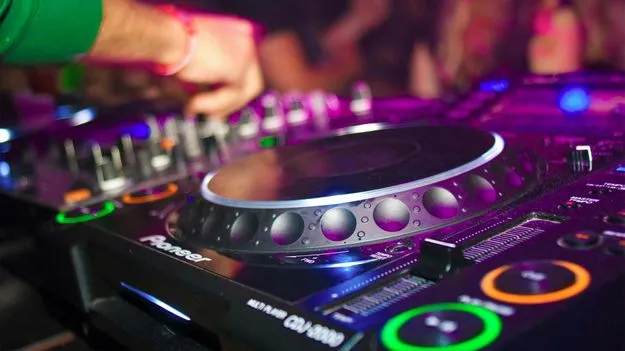 Viral Video: డీజే విషయంలో గొడవ.. పోలీసులను చావగొట్టిన జనం