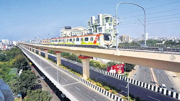 డబుల్‌ డెక్కర్‌ మెట్రో రైలు