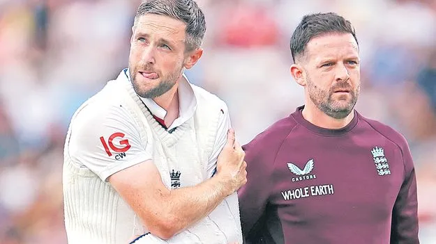 Chris Woakes: పేసర్ వోక్స్ అవుట్